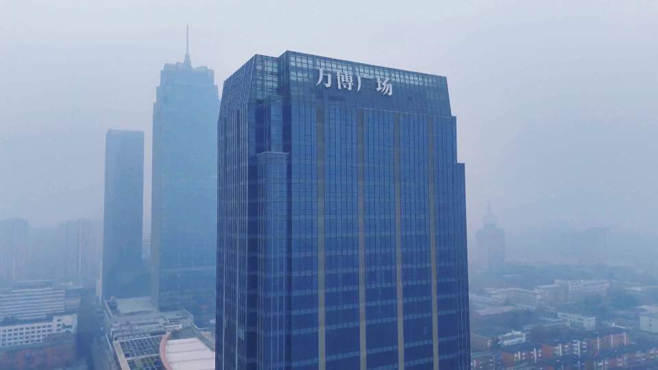 城市广场地标航拍 保定商业商场建筑群全景视频素材画面4
