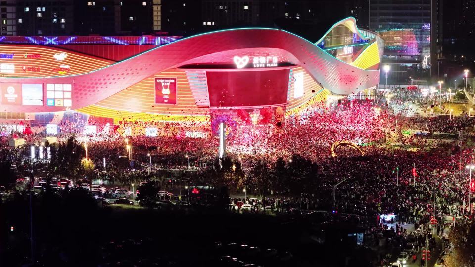 跨年倒计时航拍气球放飞氛围感保定爱情广场视频素材画面3