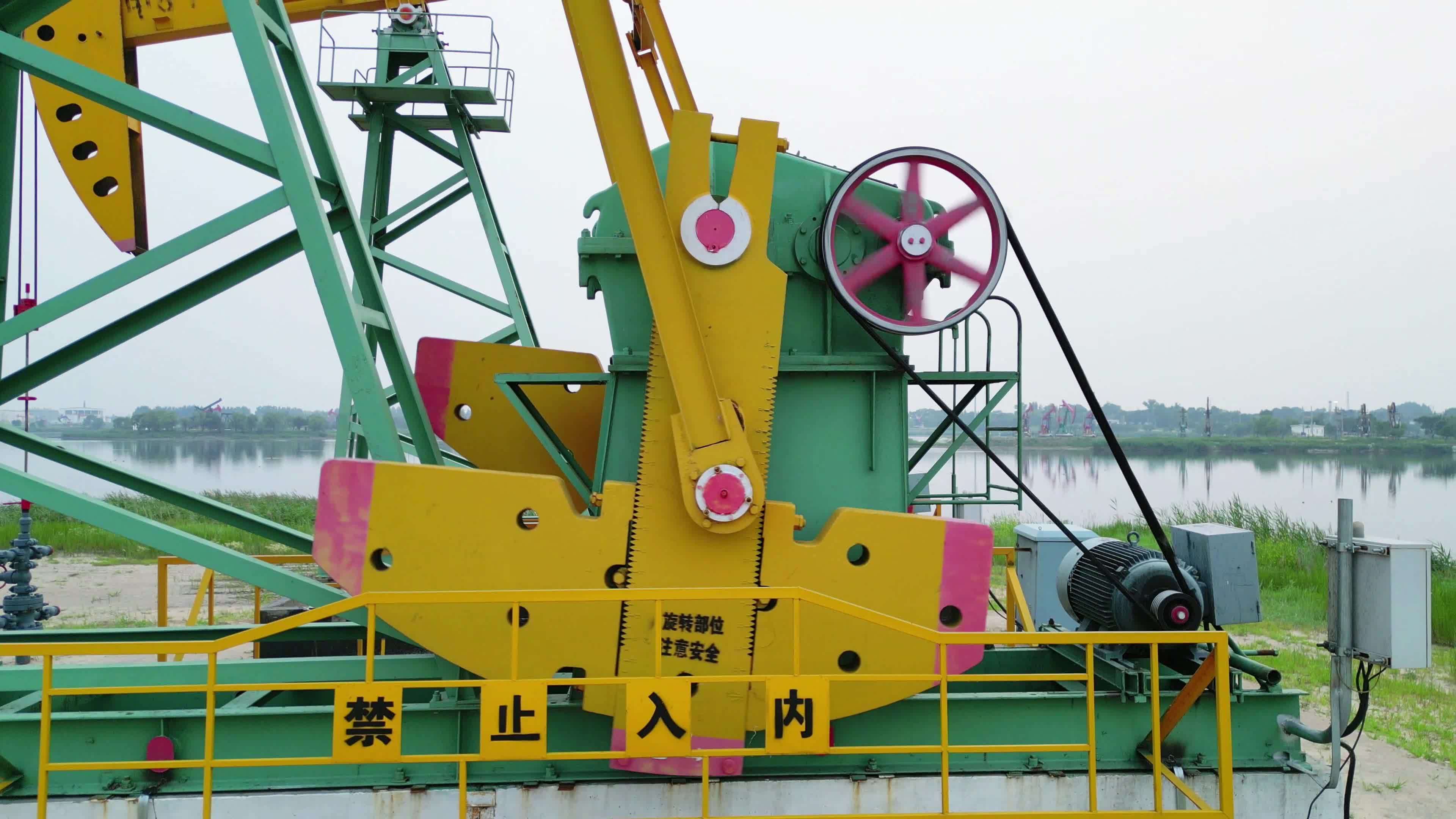 大庆油田陈家大院泡抽油机视频素材画面1