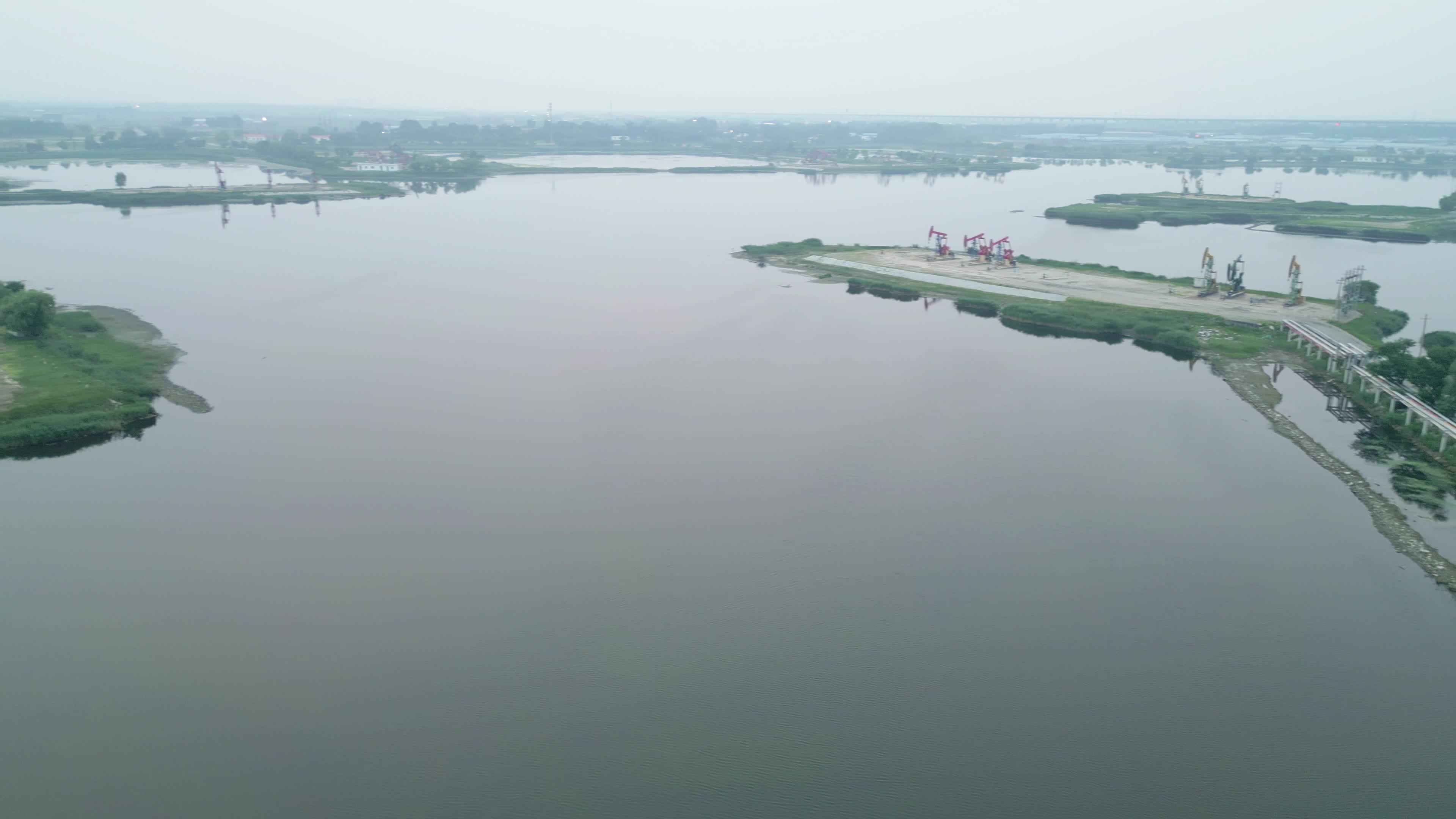 大庆油田陈家大院泡抽油机视频素材画面3