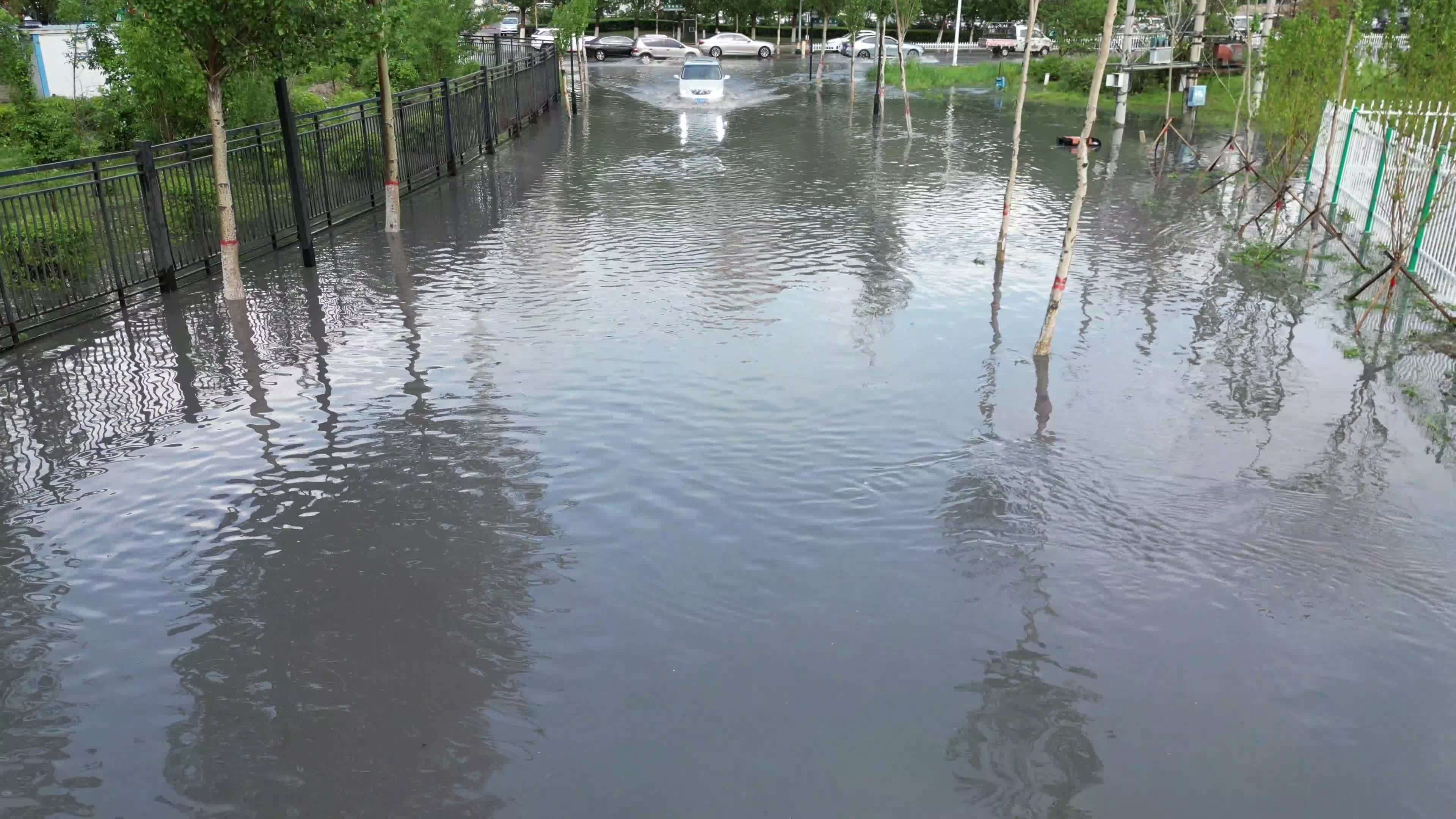 城市内涝 纪实拍摄路面积水视频素材画面1