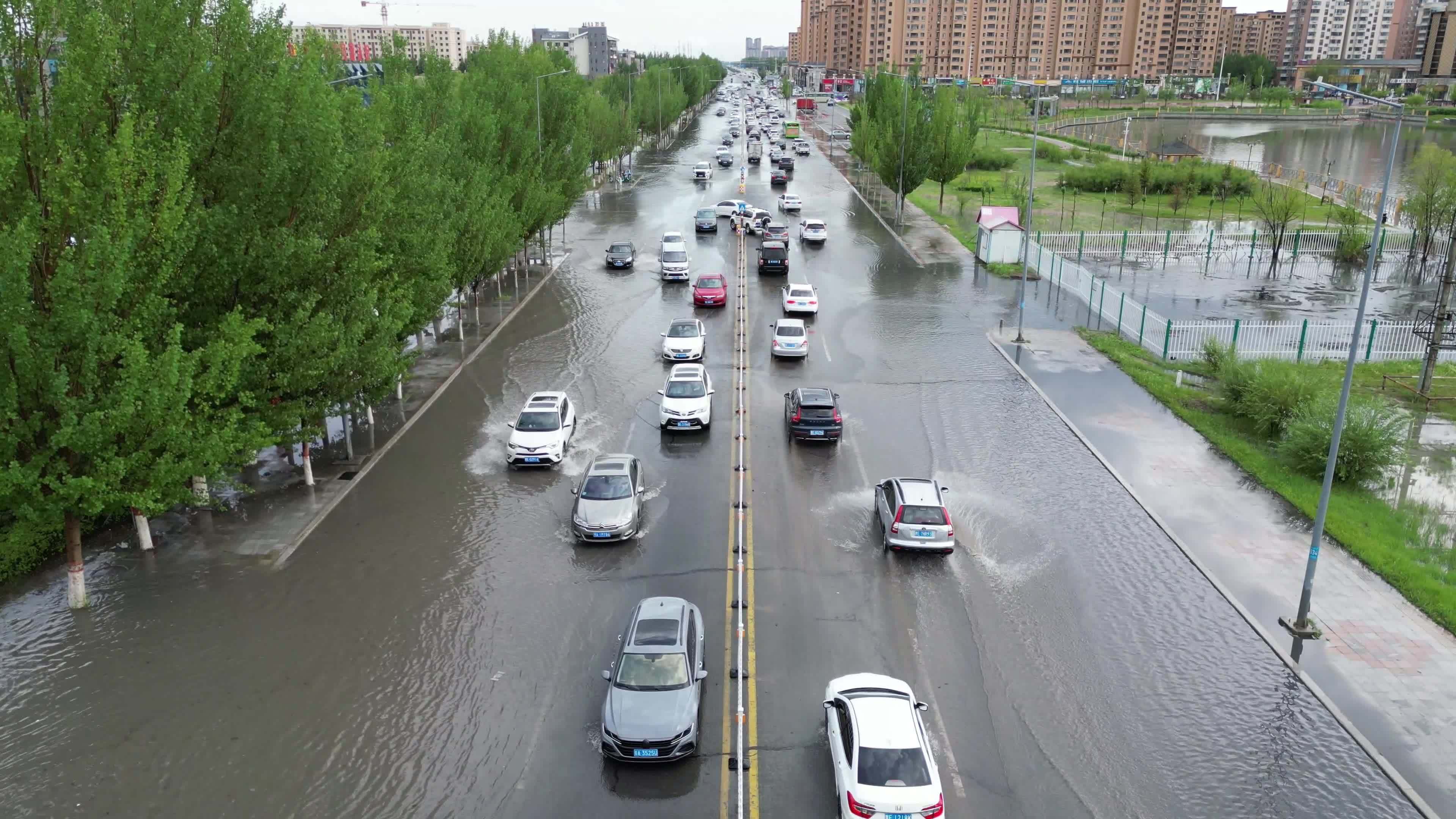 城市内涝 纪实拍摄路面积水视频素材画面2