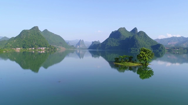 夏日里静静的湖水视频素材