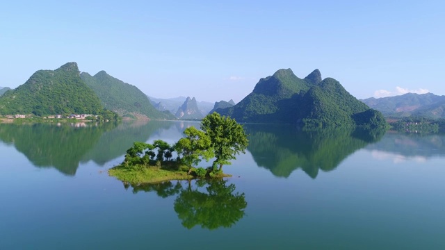 夏日里静静的湖水视频素材