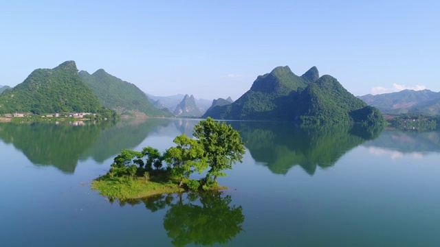 夏日里静静的湖水视频素材