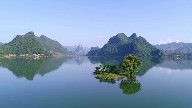 夏日里静静的湖水视频素材