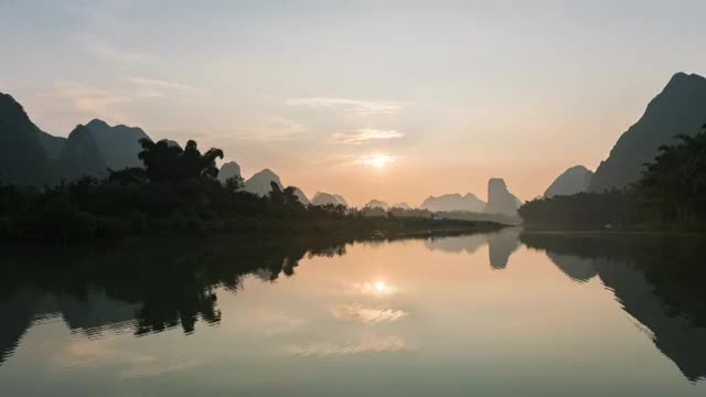 夕阳西下的漓江视频素材