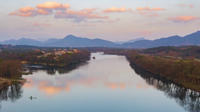 冬日暖阳里静静流淌的河流视频素材