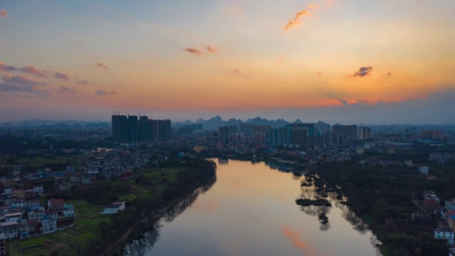 落日余晖下漓江静静流过安静的城市视频素材