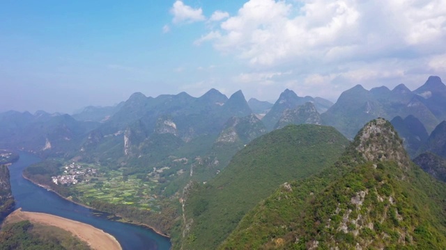 风和日丽的漓江两岸风景视频素材