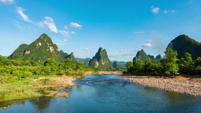 蓝天白云下的青山绿水视频素材