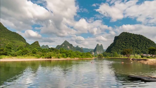 蓝天白云下的青山绿水视频素材