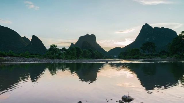 青山绿水间的日落晚霞视频素材