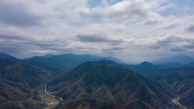 崇山峻岭间的风云变幻视频素材