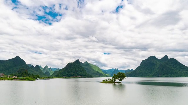 群山环抱中静静湖面上的风云变幻视频素材