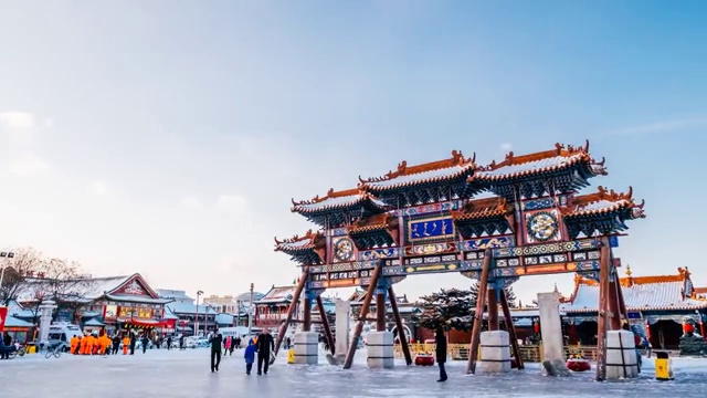 中国内蒙古呼和浩特大召寺牌坊雪景延时摄影视频素材