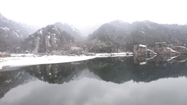 白雪掩映下的崂山视频素材