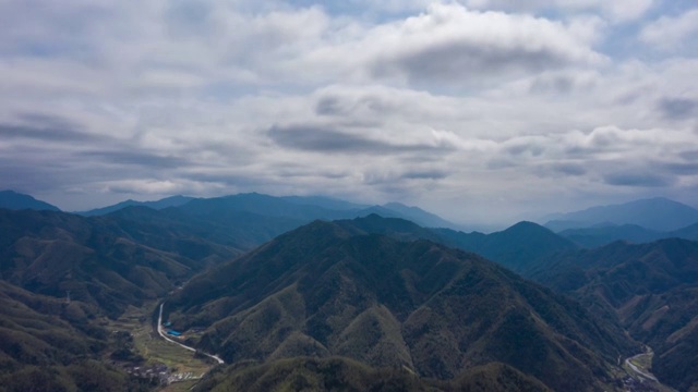 暴风骤雨前的崇山峻岭视频素材