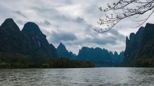 初春里的青山绿水视频素材