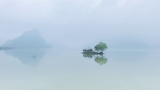 雨后静静的湖面视频素材