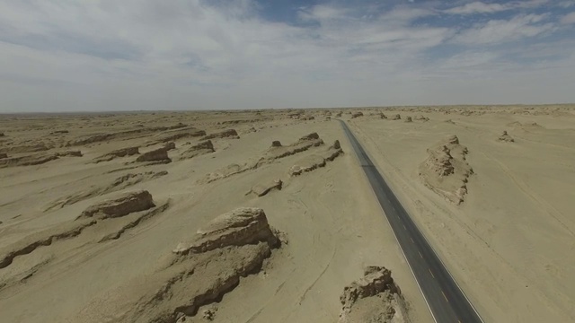 青海雅丹地貌公路航拍素材视频素材