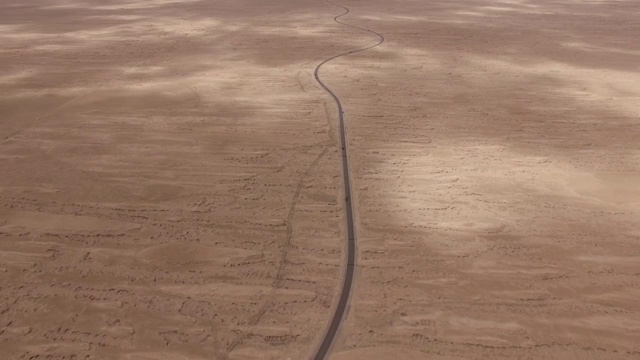 青海雅丹地貌公路航拍素材视频素材