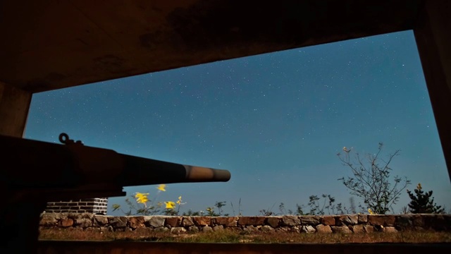白翎岛的星空和石墙(它位于韩国最北端)视频素材画面1