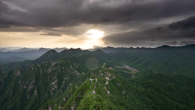 北京箭扣长城雨后黑云佛光视频素材