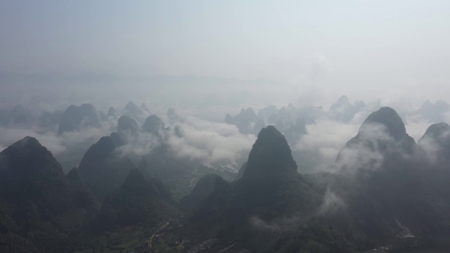 云雾缭绕在漓江山水视频素材