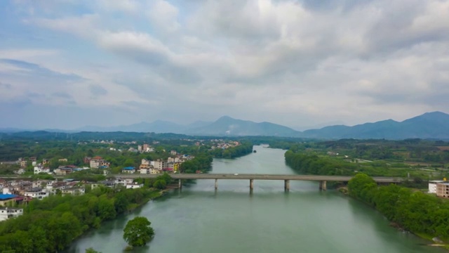 晴朗天空下在田园风光视频素材