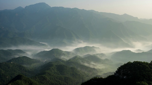 雨后清晨黑坨山下西栅子村云雾缭绕视频素材