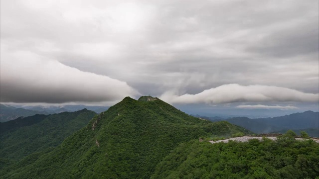 大雨来临前箭扣长城牛角边云层涌动视频素材