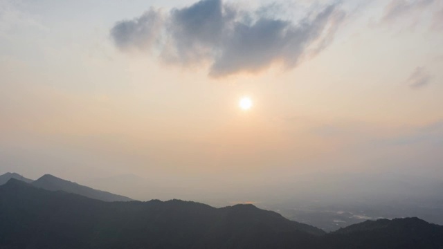 群山上的夕阳晚霞视频素材