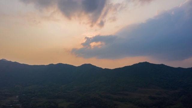 群山上的夕阳晚霞视频素材