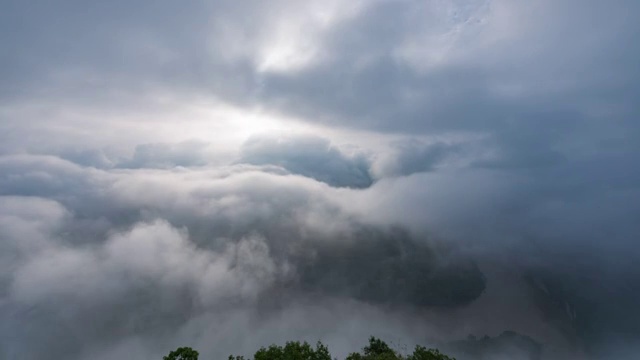 日出云雾缭绕的漓江河湾视频素材