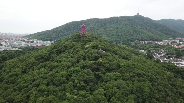 无人机航拍无锡锡惠公园修缮完毕的龙光塔视频素材