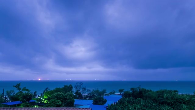 海边暴风雨前的闪电视频素材