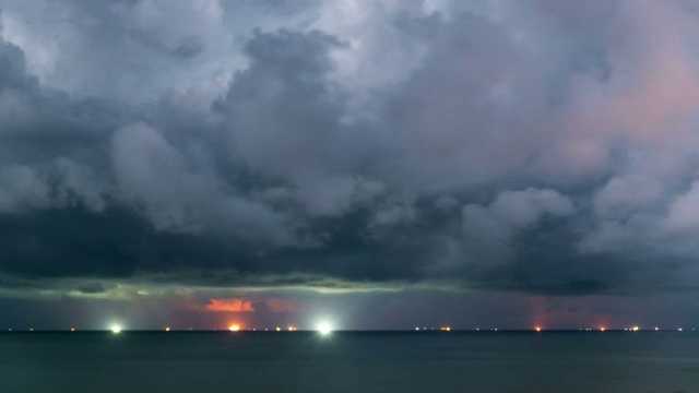 阴雨天的海上风景视频素材