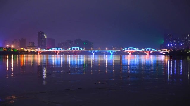 中国四川省乐山市岷江三桥的灯光夜景视频素材