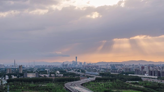 北京通州通往市区的道路，以及北京市区上空火烧云中漏出的耶稣光视频素材