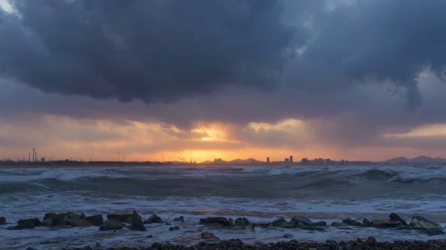 狂风下波涛汹涌海面上的日落视频下载