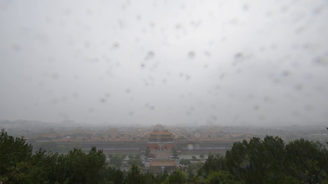 独家：汛期以来最大暴雨降临紫禁城视频素材