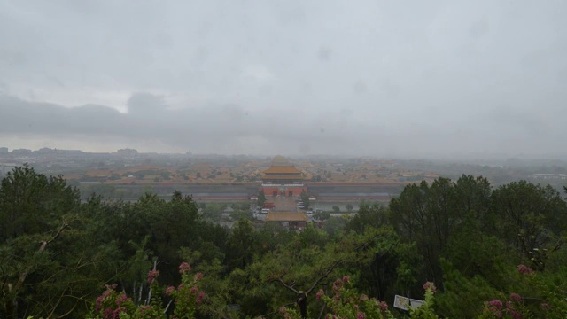 独家：汛期以来最大暴雨降临紫禁城视频素材