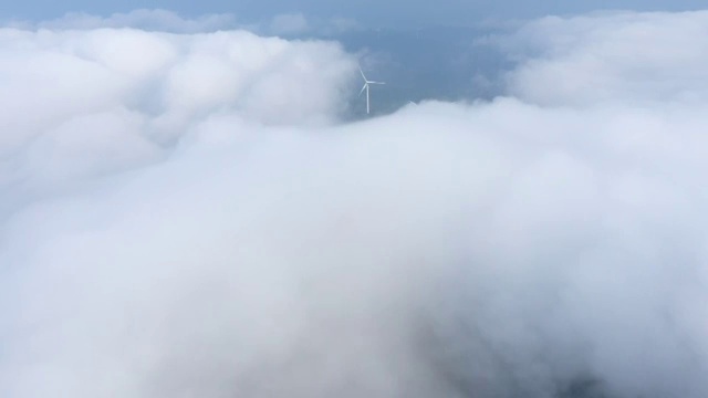 云雾之上的山顶风电航拍延时视频素材