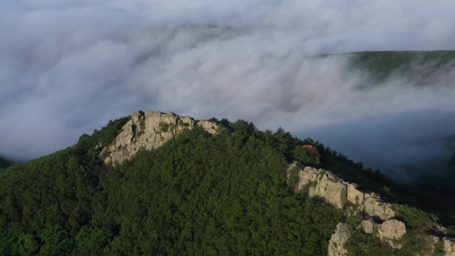 航拍飞越山顶云海视频视频素材