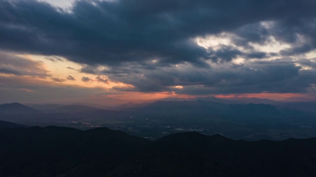 崇山峻岭上空的彩霞漫天视频素材