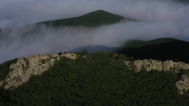 越过山峰云海航拍视频视频素材