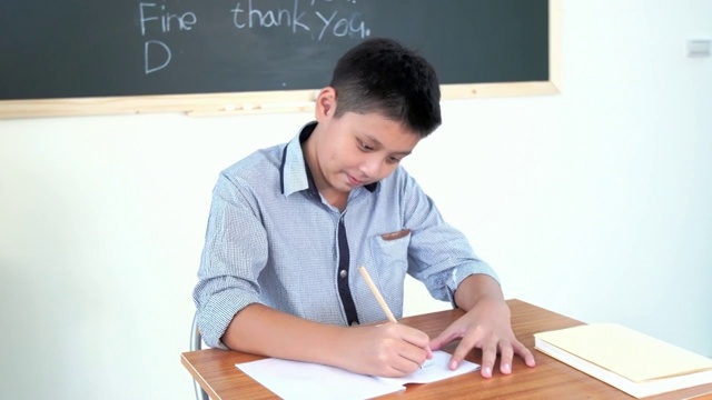 学生在课堂做作业视频素材画面1