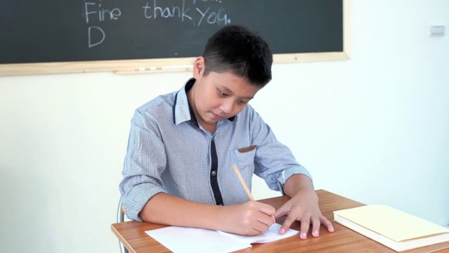 学生在课堂做作业视频素材画面2