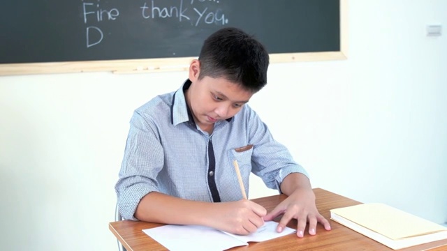 学生在课堂做作业视频素材画面4